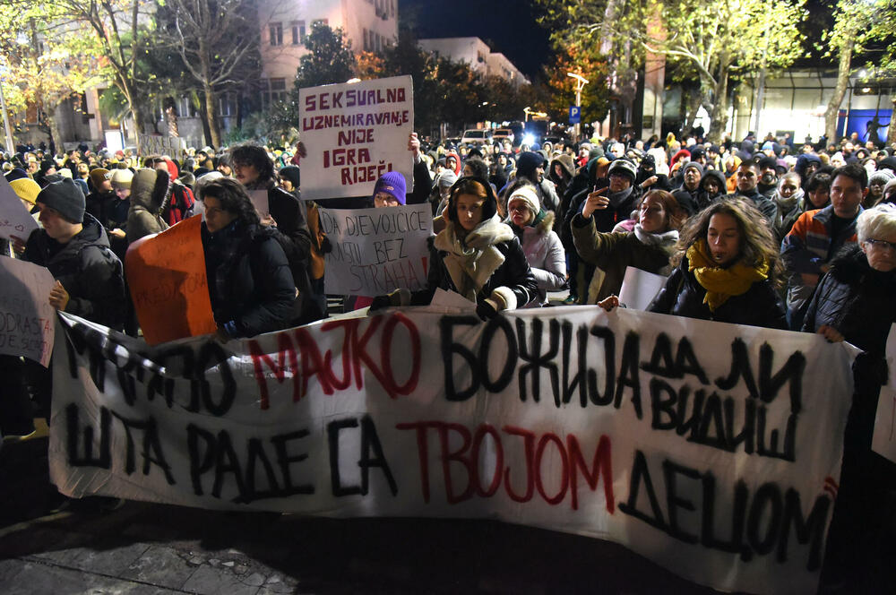 <p>Građan na protest došli sa transparentima na kojima je pisalo "Želja za foteljom kalja obraz često", "Studentkinje protiv nasilja", "Da djevojčice rastu bez straha", "Ne želim manijaka, želim OCA", "Za našu čukunčeljad", "N(ex)t YU studenti"...</p>