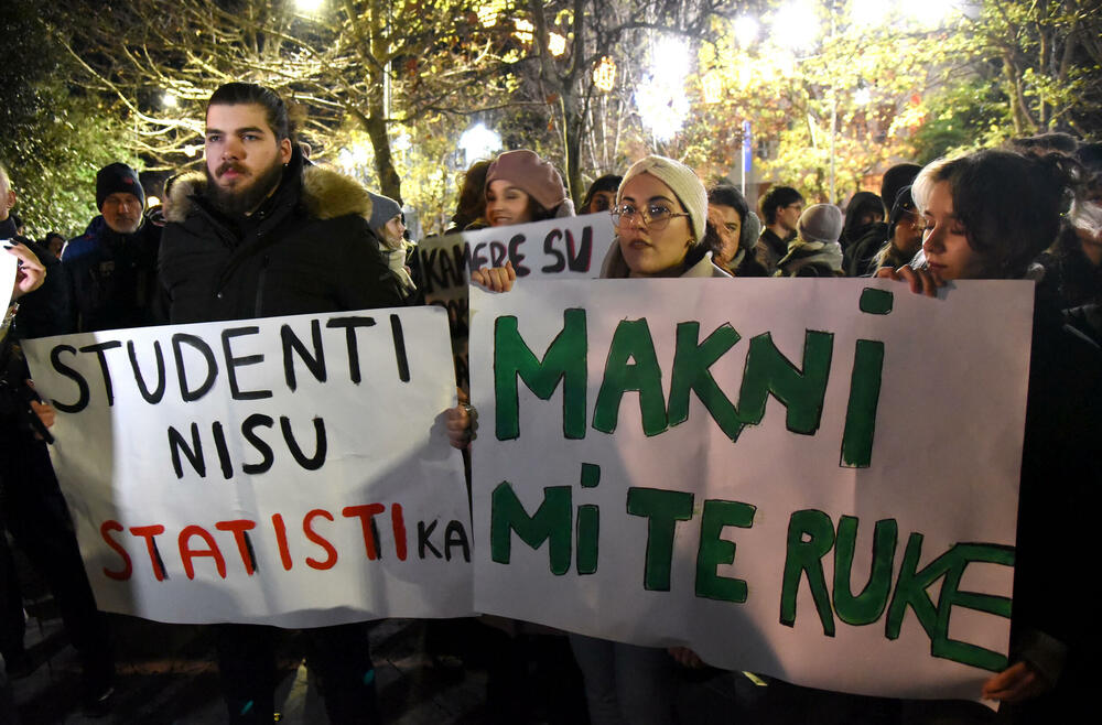 <p>Građan na protest došli sa transparentima na kojima je pisalo "Želja za foteljom kalja obraz često", "Studentkinje protiv nasilja", "Da djevojčice rastu bez straha", "Ne želim manijaka, želim OCA", "Za našu čukunčeljad", "N(ex)t YU studenti"...</p>