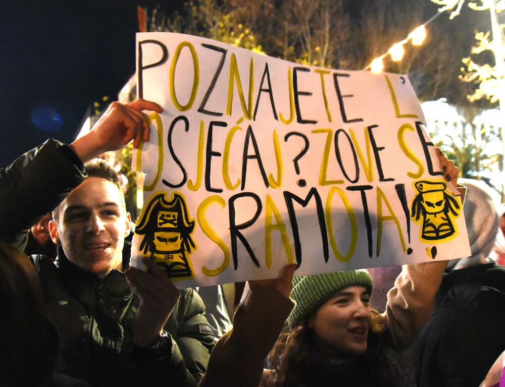 <p>Građan na protest došli sa transparentima na kojima je pisalo "Želja za foteljom kalja obraz često", "Studentkinje protiv nasilja", "Da djevojčice rastu bez straha", "Ne želim manijaka, želim OCA", "Za našu čukunčeljad", "N(ex)t YU studenti"...</p>