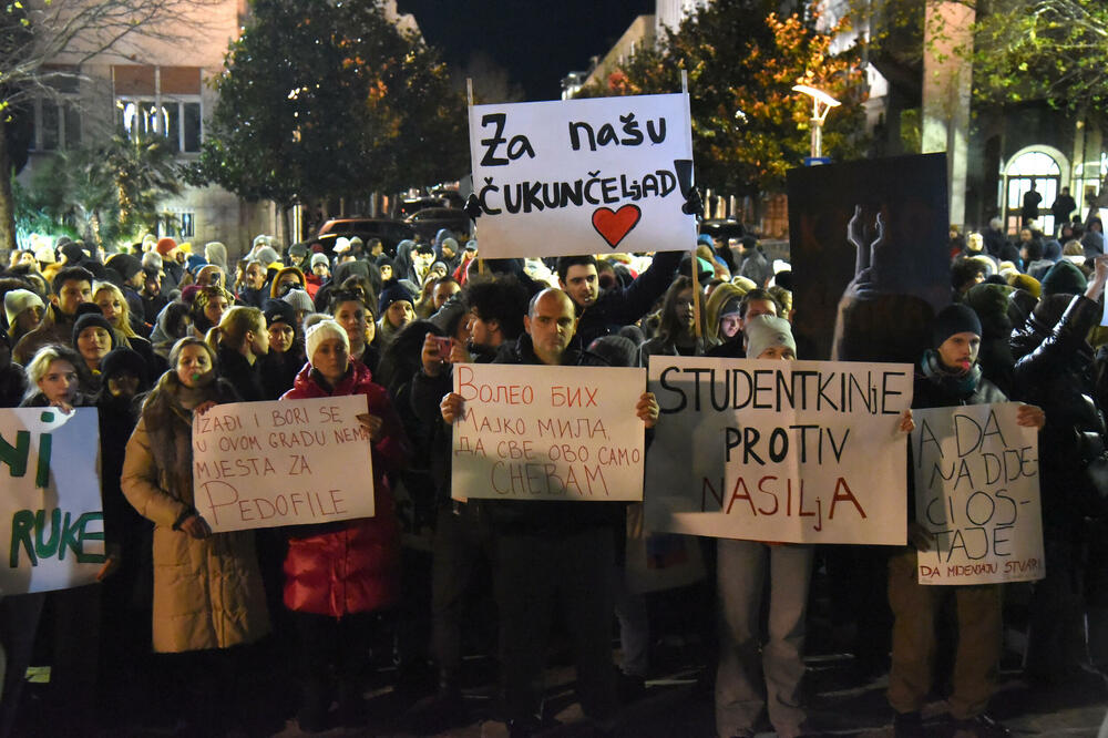 <p>Građan na protest došli sa transparentima na kojima je pisalo "Želja za foteljom kalja obraz često", "Studentkinje protiv nasilja", "Da djevojčice rastu bez straha", "Ne želim manijaka, želim OCA", "Za našu čukunčeljad", "N(ex)t YU studenti"...</p>