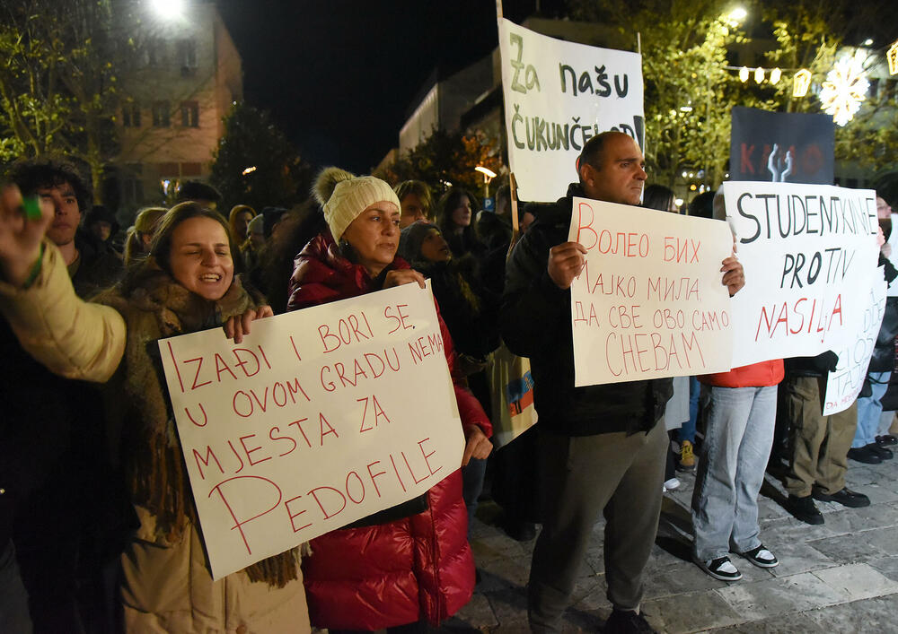 <p>Građan na protest došli sa transparentima na kojima je pisalo "Želja za foteljom kalja obraz često", "Studentkinje protiv nasilja", "Da djevojčice rastu bez straha", "Ne želim manijaka, želim OCA", "Za našu čukunčeljad", "N(ex)t YU studenti"...</p>