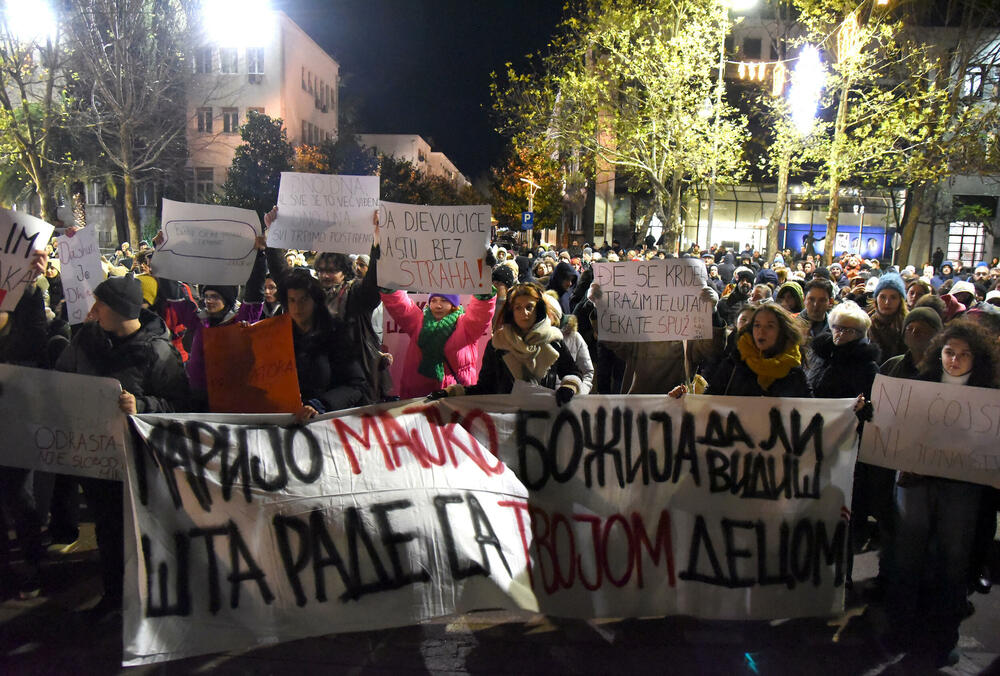 <p>Građan na protest došli sa transparentima na kojima je pisalo "Želja za foteljom kalja obraz često", "Studentkinje protiv nasilja", "Da djevojčice rastu bez straha", "Ne želim manijaka, želim OCA", "Za našu čukunčeljad", "N(ex)t YU studenti"...</p>