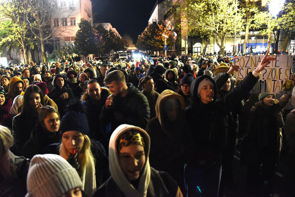 <p>Građan na protest došli sa transparentima na kojima je pisalo "Želja za foteljom kalja obraz često", "Studentkinje protiv nasilja", "Da djevojčice rastu bez straha", "Ne želim manijaka, želim OCA", "Za našu čukunčeljad", "N(ex)t YU studenti"...</p>