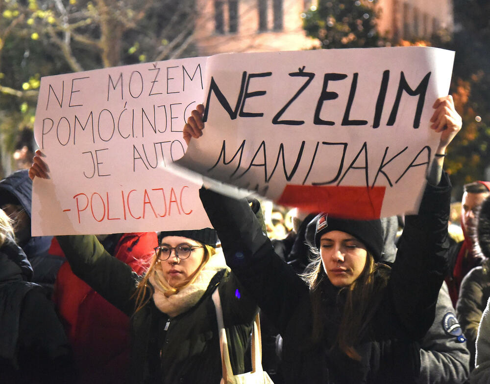 <p>Građan na protest došli sa transparentima na kojima je pisalo "Želja za foteljom kalja obraz često", "Studentkinje protiv nasilja", "Da djevojčice rastu bez straha", "Ne želim manijaka, želim OCA", "Za našu čukunčeljad", "N(ex)t YU studenti"...</p>