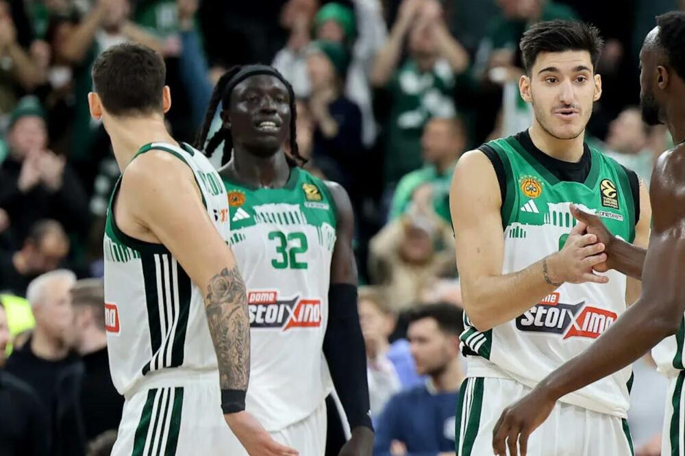 Venjen Gabrijel (broj 32) sa saigračima na sinoćnoj utakmici, Foto: Euroleague.net