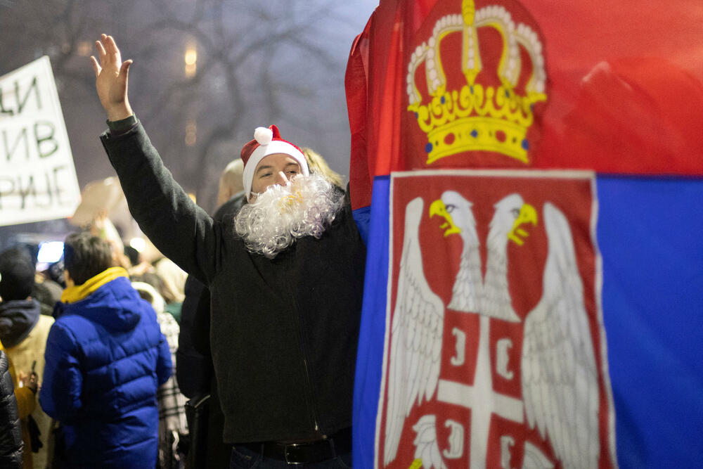 <p>"Nema šta da se slavi", uzvikivali su mladi u poruci prije početka protesta<br /> </p>