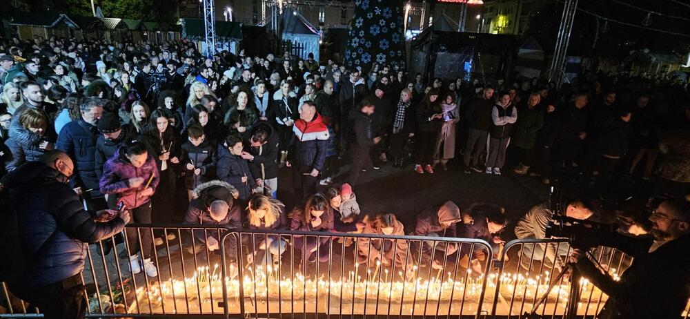 <p>U Podgoici otvorena i knjiga žalosti. I građani Danilovgrada palili svijeće za stradale na Cetinju</p>