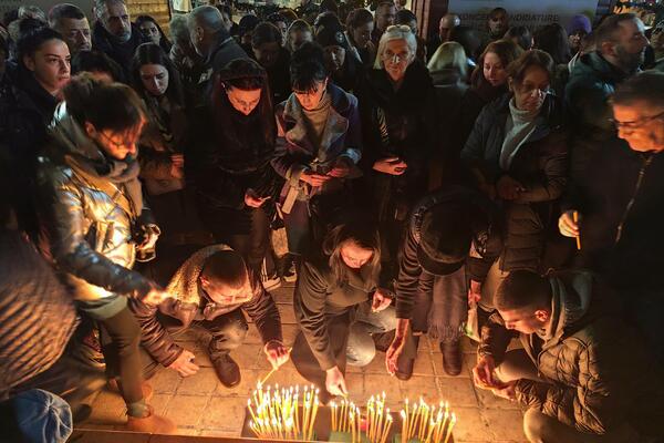 Na gradskom Trgu u Nikšiću palili svijeće za preminule u tragediji...