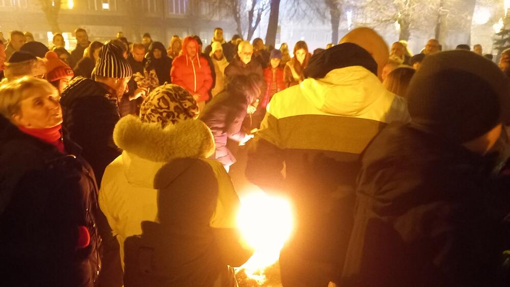 <p>Povodom tragičnog događaja koji se dogodio na Cetinju, Vlada je donijela Odluku da se 2, 3. i 4. januar proglase za Dane žalosti</p>