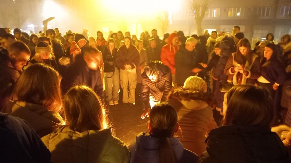 <p>Povodom tragičnog događaja koji se dogodio na Cetinju, Vlada je donijela Odluku da se 2, 3. i 4. januar proglase za Dane žalosti</p>