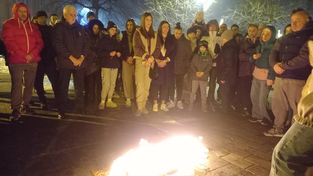 <p>Povodom tragičnog događaja koji se dogodio na Cetinju, Vlada je donijela Odluku da se 2, 3. i 4. januar proglase za Dane žalosti</p>