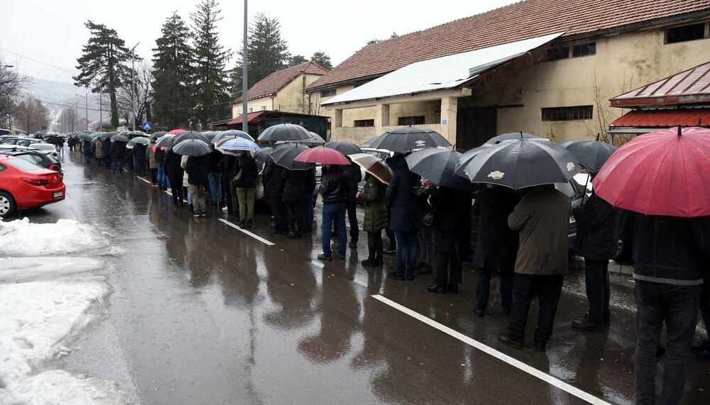 <p>U tišini koja je preplavila grad, čuli su samo jecaji i šapati molitve.</p>  <p>Bili su to obični ljudi, naši prijatelji, naše komšije, kazao kroz suze sugrađanin ubijenih</p>