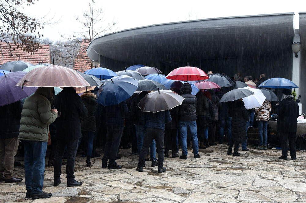 <p>U tišini koja je preplavila grad, čuli su samo jecaji i šapati molitve.</p>  <p>Bili su to obični ljudi, naši prijatelji, naše komšije, kazao kroz suze sugrađanin ubijenih</p>