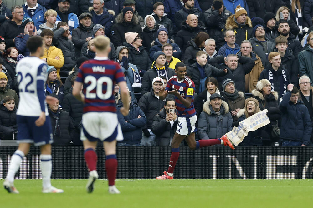 Isak slavi gol u Londonu, Foto: Reuters