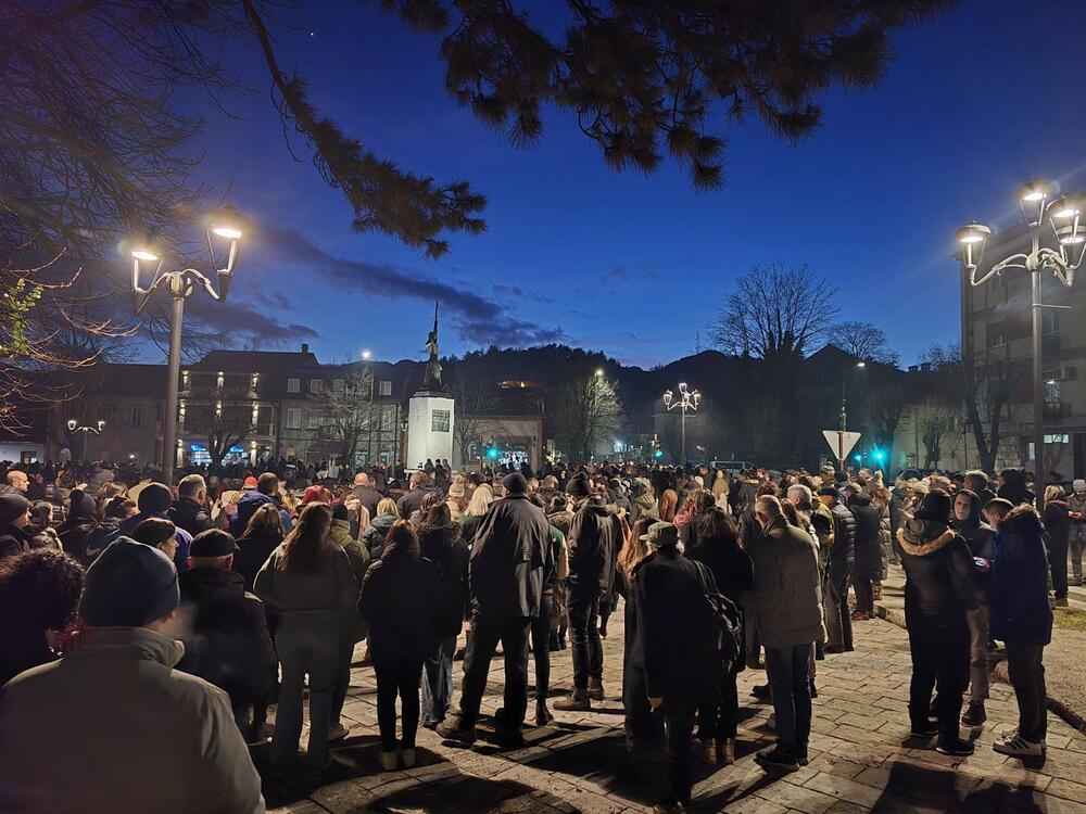 <p>Neformalna grupa studenata "Kamo sjutra?" organizovala je danas okupljanje na Cetinju i protest u Podgorici koji je zakazan za 19:30, povodom tragedije u kojoj je 1. januara u Prijestonici ubijeno 12 osoba</p>