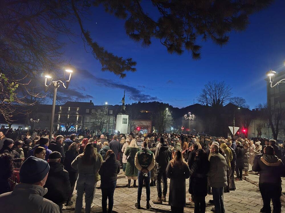 <p>Neformalna grupa studenata "Kamo sjutra?" organizovala je danas okupljanje na Cetinju i protest u Podgorici koji je zakazan za 19:30, povodom tragedije u kojoj je 1. januara u Prijestonici ubijeno 12 osoba</p>