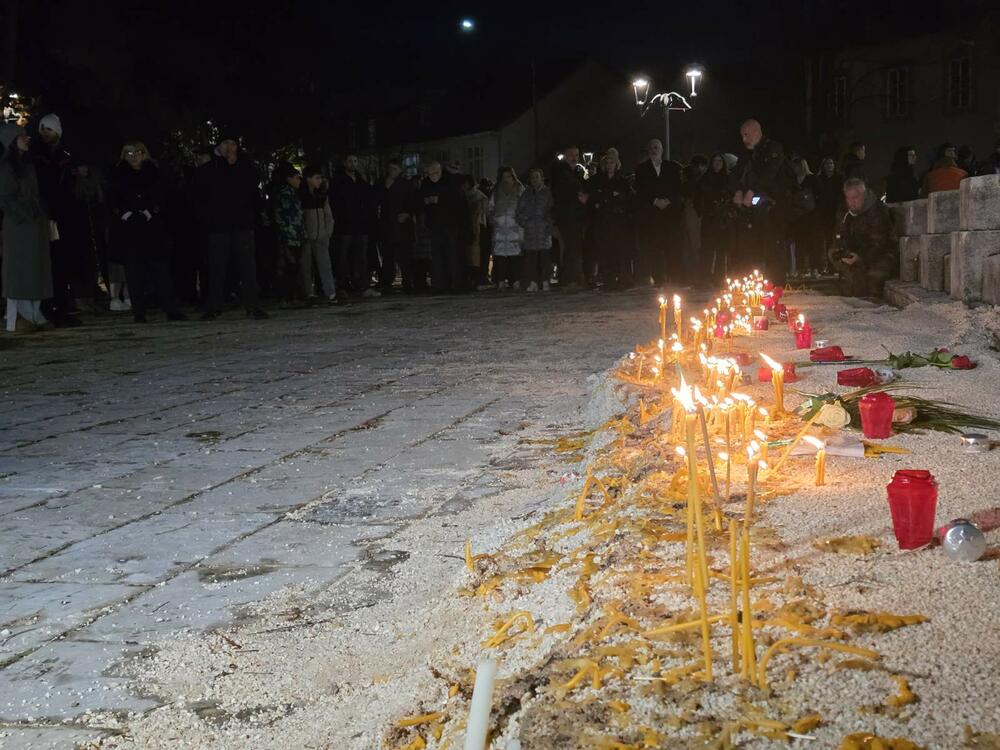 <p>Neformalna grupa studenata "Kamo sjutra?" organizovala je danas okupljanje na Cetinju i protest u Podgorici koji je zakazan za 19:30, povodom tragedije u kojoj je 1. januara u Prijestonici ubijeno 12 osoba</p>