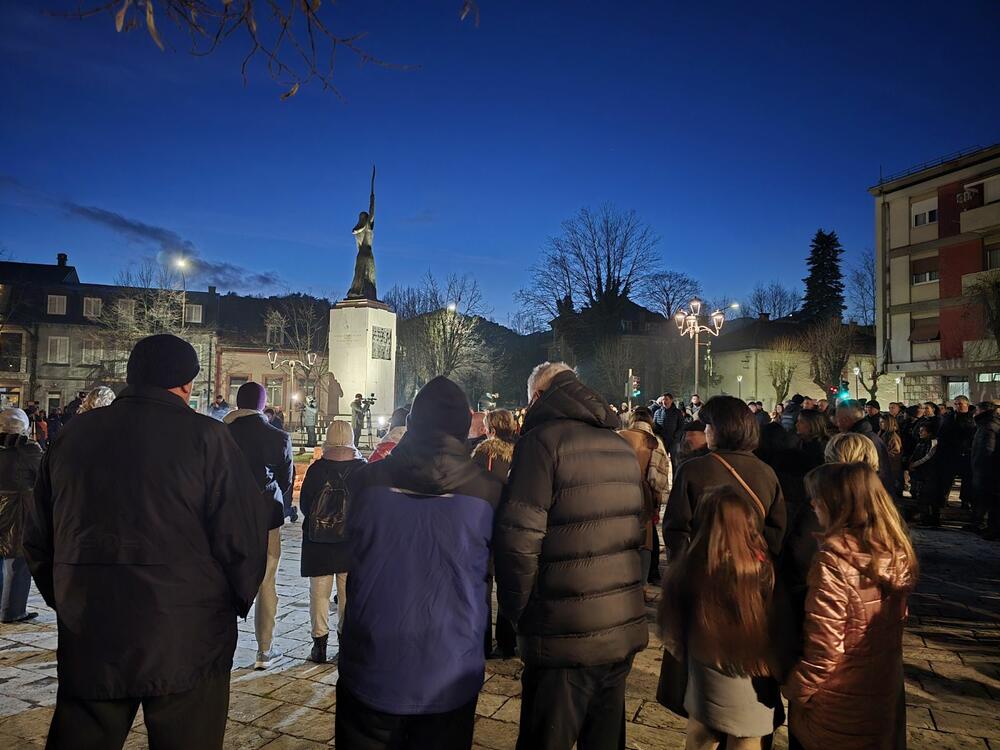 <p>Neformalna grupa studenata "Kamo sjutra?" organizovala je danas okupljanje na Cetinju i protest u Podgorici koji je zakazan za 19:30, povodom tragedije u kojoj je 1. januara u Prijestonici ubijeno 12 osoba</p>