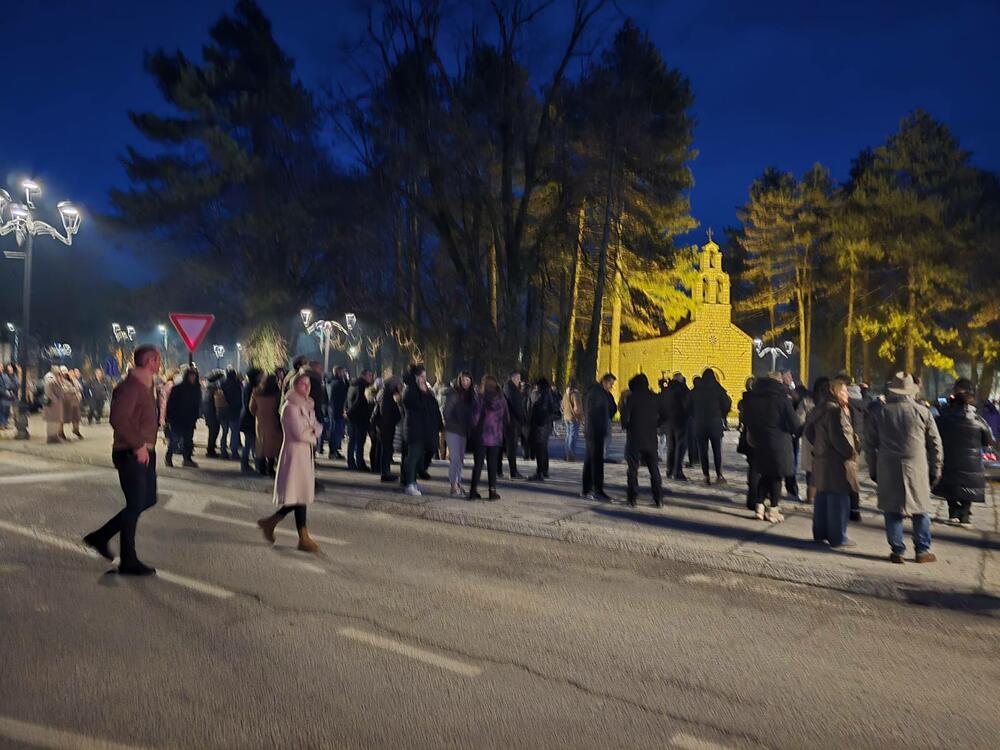 <p>Neformalna grupa studenata "Kamo sjutra?" organizovala je danas okupljanje na Cetinju i protest u Podgorici koji je zakazan za 19:30, povodom tragedije u kojoj je 1. januara u Prijestonici ubijeno 12 osoba</p>