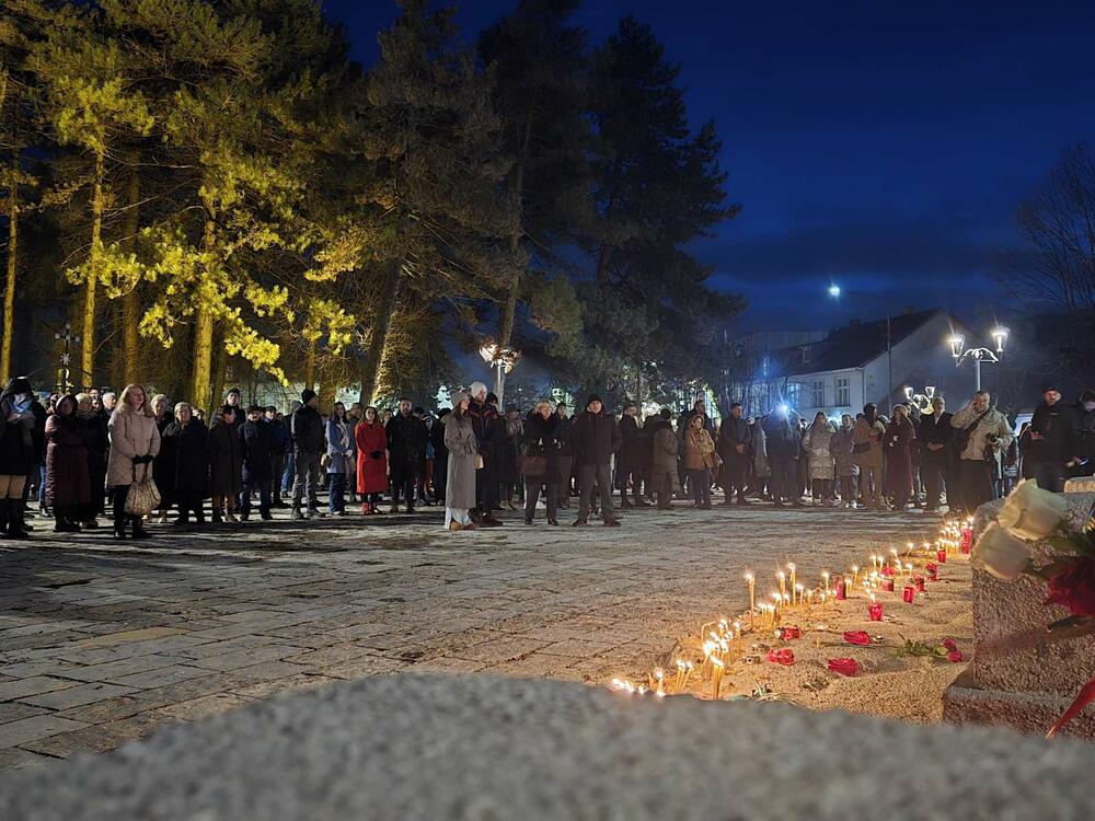 <p>Neformalna grupa studenata "Kamo sjutra?" organizovala je danas okupljanje na Cetinju i protest u Podgorici koji je zakazan za 19:30, povodom tragedije u kojoj je 1. januara u Prijestonici ubijeno 12 osoba</p>