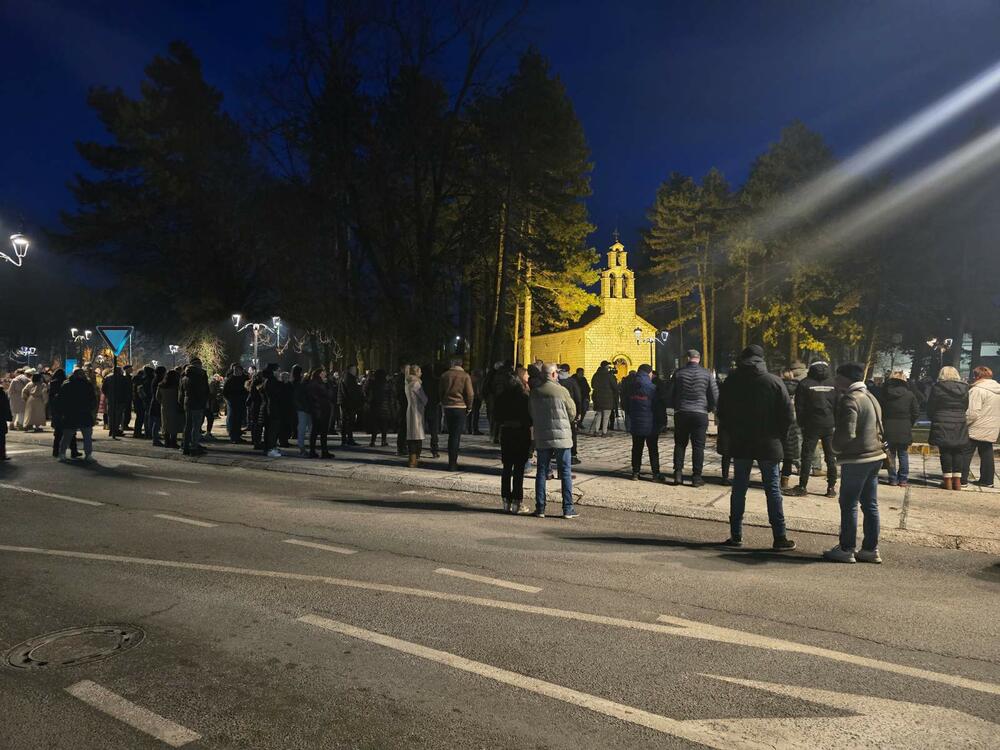 <p>Neformalna grupa studenata "Kamo sjutra?" organizovala je danas okupljanje na Cetinju i protest u Podgorici koji je zakazan za 19:30, povodom tragedije u kojoj je 1. januara u Prijestonici ubijeno 12 osoba</p>