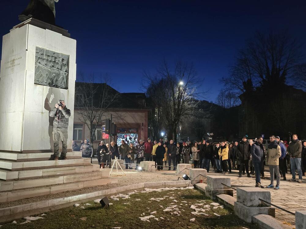 <p>Neformalna grupa studenata "Kamo sjutra?" organizovala je danas okupljanje na Cetinju i protest u Podgorici koji je zakazan za 19:30, povodom tragedije u kojoj je 1. januara u Prijestonici ubijeno 12 osoba</p>