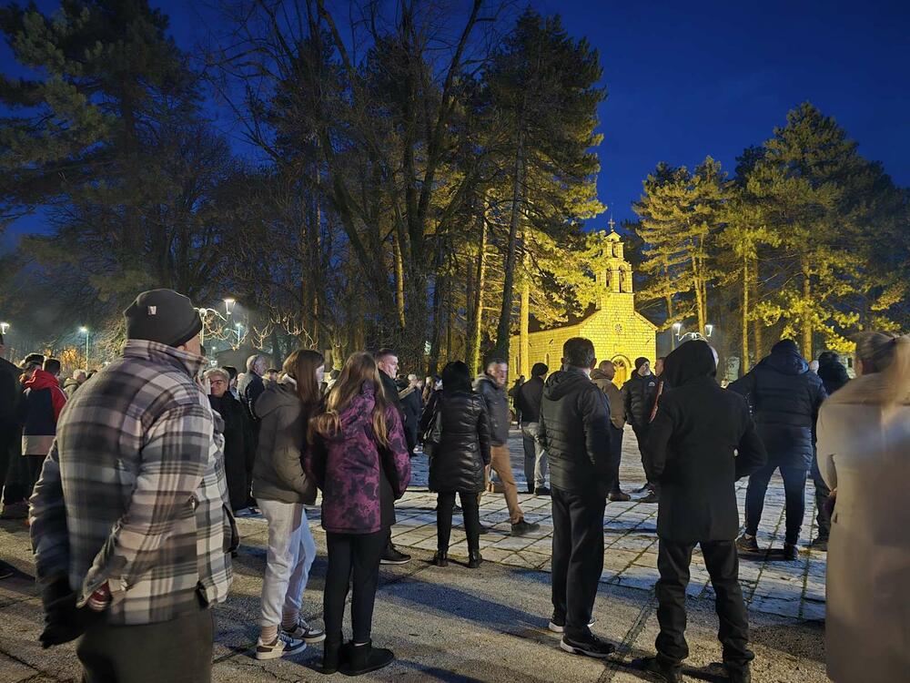 <p>Neformalna grupa studenata "Kamo sjutra?" organizovala je danas okupljanje na Cetinju i protest u Podgorici koji je zakazan za 19:30, povodom tragedije u kojoj je 1. januara u Prijestonici ubijeno 12 osoba</p>