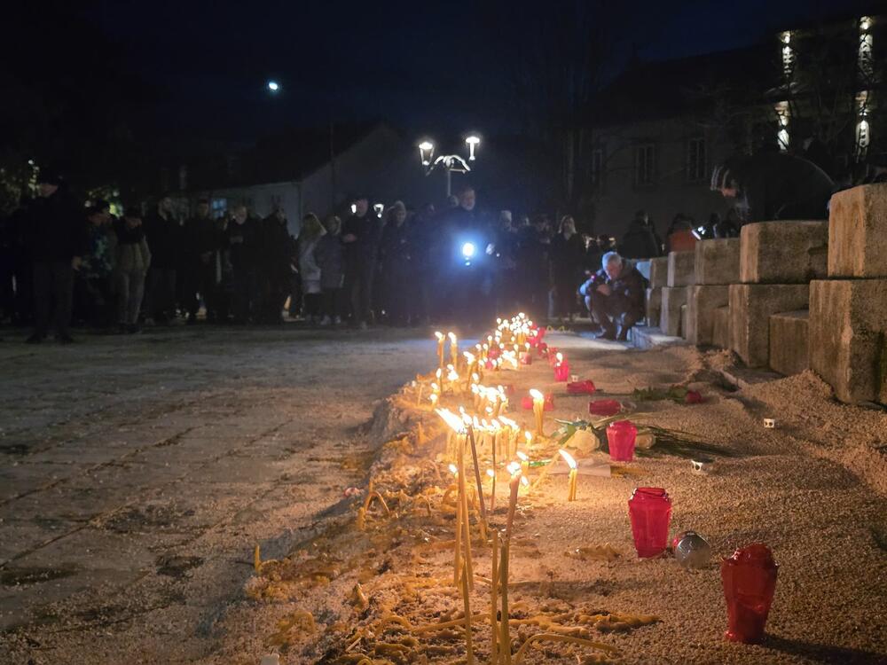 <p>Neformalna grupa studenata "Kamo sjutra?" organizovala je danas okupljanje na Cetinju i protest u Podgorici koji je zakazan za 19:30, povodom tragedije u kojoj je 1. januara u Prijestonici ubijeno 12 osoba</p>