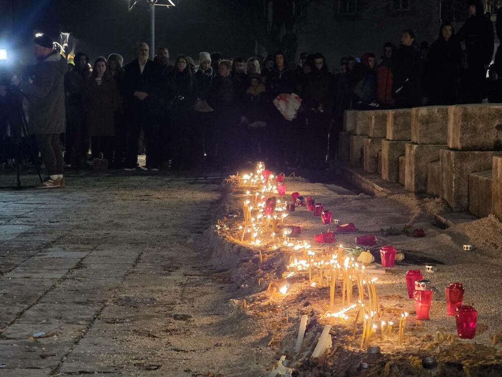 <p>Neformalna grupa studenata "Kamo sjutra?" organizovala je danas okupljanje na Cetinju i protest u Podgorici koji je zakazan za 19:30, povodom tragedije u kojoj je 1. januara u Prijestonici ubijeno 12 osoba</p>