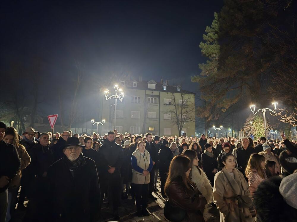 <p>Neformalna grupa studenata "Kamo sjutra?" organizovala je danas okupljanje na Cetinju i protest u Podgorici koji je zakazan za 19:30, povodom tragedije u kojoj je 1. januara u Prijestonici ubijeno 12 osoba</p>