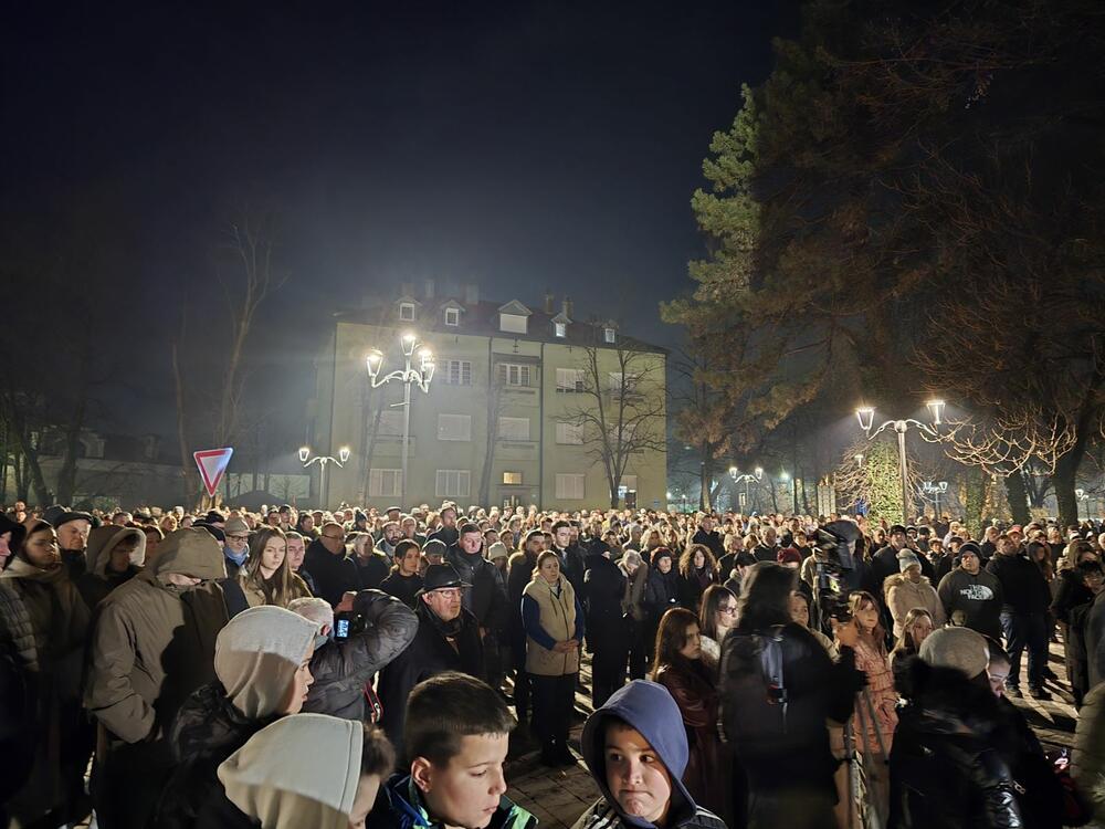 <p>Neformalna grupa studenata "Kamo sjutra?" organizovala je danas okupljanje na Cetinju i protest u Podgorici koji je zakazan za 19:30, povodom tragedije u kojoj je 1. januara u Prijestonici ubijeno 12 osoba</p>