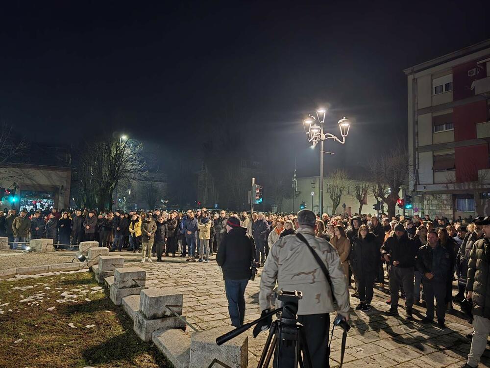 <p>Neformalna grupa studenata "Kamo sjutra?" organizovala je danas okupljanje na Cetinju i protest u Podgorici koji je zakazan za 19:30, povodom tragedije u kojoj je 1. januara u Prijestonici ubijeno 12 osoba</p>