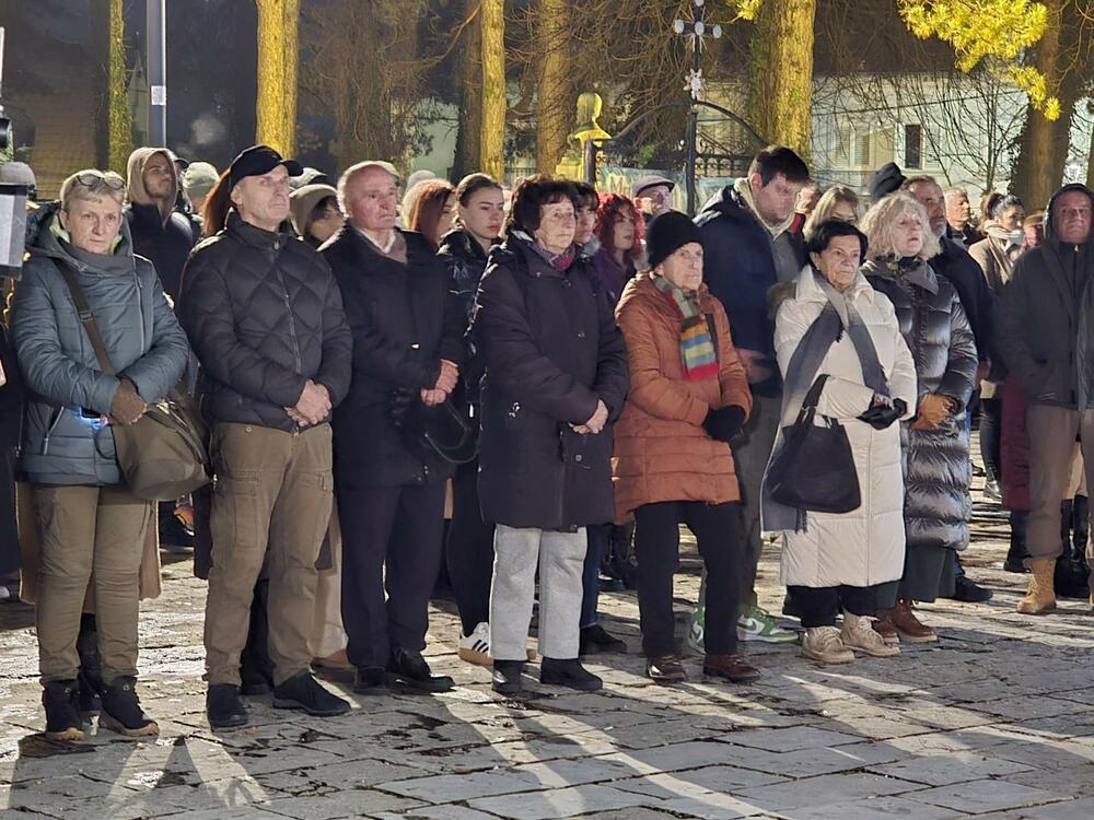 <p>Neformalna grupa studenata "Kamo sjutra?" organizovala je danas okupljanje na Cetinju i protest u Podgorici koji je zakazan za 19:30, povodom tragedije u kojoj je 1. januara u Prijestonici ubijeno 12 osoba</p>