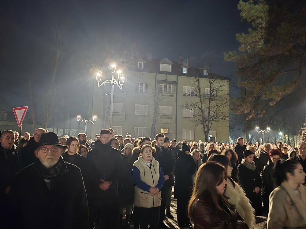 <p>Neformalna grupa studenata "Kamo sjutra?" organizovala je danas okupljanje na Cetinju i protest u Podgorici koji je zakazan za 19:30, povodom tragedije u kojoj je 1. januara u Prijestonici ubijeno 12 osoba</p>