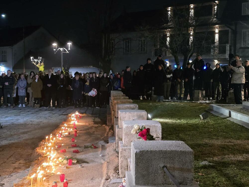 <p>Neformalna grupa studenata "Kamo sjutra?" organizovala je danas okupljanje na Cetinju i protest u Podgorici koji je zakazan za 19:30, povodom tragedije u kojoj je 1. januara u Prijestonici ubijeno 12 osoba</p>