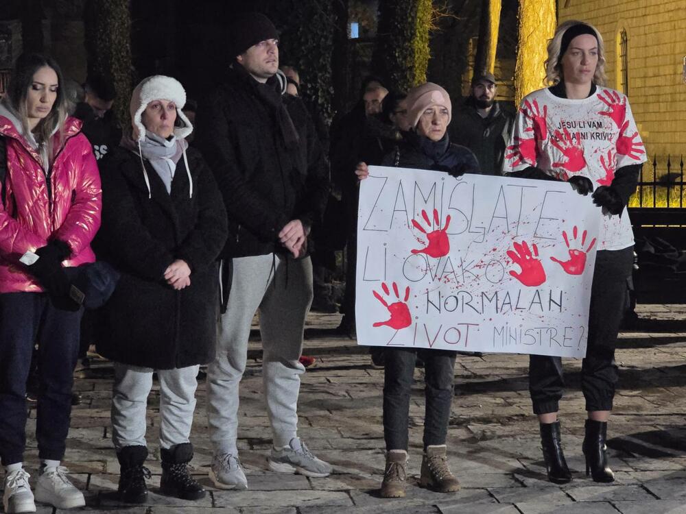 <p>Neformalna grupa studenata "Kamo sjutra?" organizovala je danas okupljanje na Cetinju i protest u Podgorici koji je zakazan za 19:30, povodom tragedije u kojoj je 1. januara u Prijestonici ubijeno 12 osoba</p>