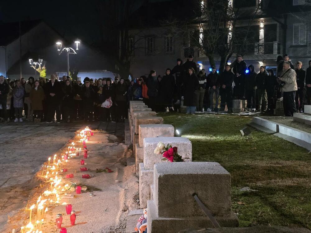 <p>Neformalna grupa studenata "Kamo sjutra?" organizovala je danas okupljanje na Cetinju i protest u Podgorici koji je zakazan za 19:30, povodom tragedije u kojoj je 1. januara u Prijestonici ubijeno 12 osoba</p>