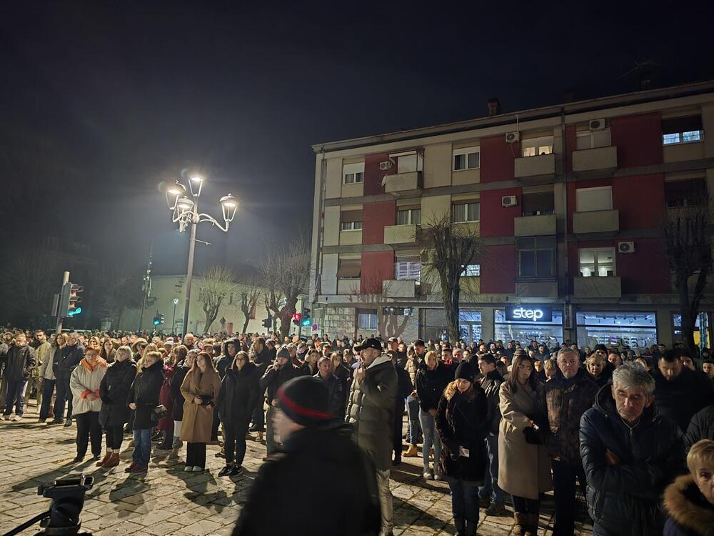 <p>Neformalna grupa studenata "Kamo sjutra?" organizovala je danas okupljanje na Cetinju i protest u Podgorici koji je zakazan za 19:30, povodom tragedije u kojoj je 1. januara u Prijestonici ubijeno 12 osoba</p>