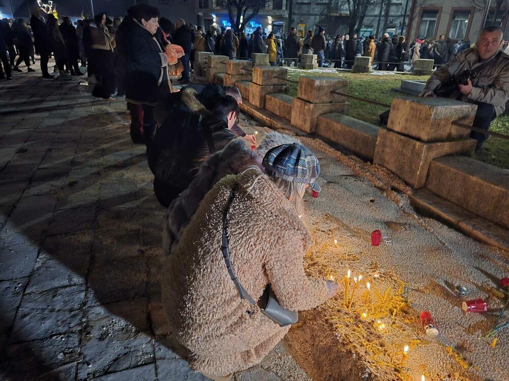 <p>Neformalna grupa studenata "Kamo sjutra?" organizovala je danas okupljanje na Cetinju i protest u Podgorici koji je zakazan za 19:30, povodom tragedije u kojoj je 1. januara u Prijestonici ubijeno 12 osoba</p>