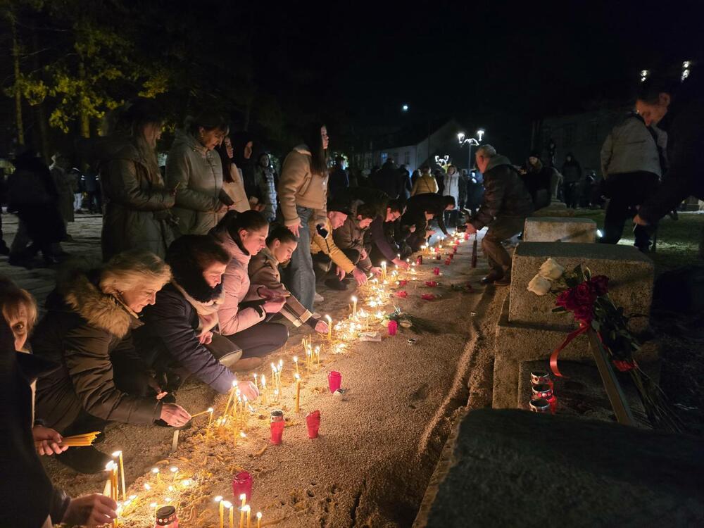 <p>Neformalna grupa studenata "Kamo sjutra?" organizovala je danas okupljanje na Cetinju i protest u Podgorici koji je zakazan za 19:30, povodom tragedije u kojoj je 1. januara u Prijestonici ubijeno 12 osoba</p>