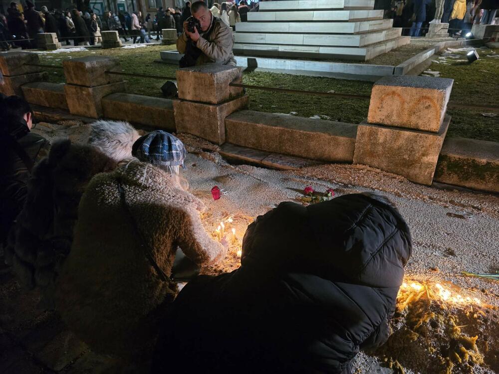 <p>Neformalna grupa studenata "Kamo sjutra?" organizovala je danas okupljanje na Cetinju i protest u Podgorici koji je zakazan za 19:30, povodom tragedije u kojoj je 1. januara u Prijestonici ubijeno 12 osoba</p>