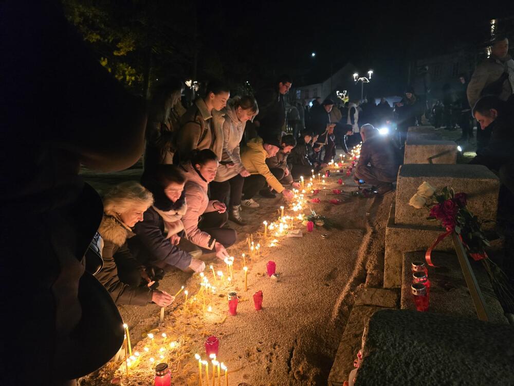 <p>Neformalna grupa studenata "Kamo sjutra?" organizovala je danas okupljanje na Cetinju i protest u Podgorici koji je zakazan za 19:30, povodom tragedije u kojoj je 1. januara u Prijestonici ubijeno 12 osoba</p>