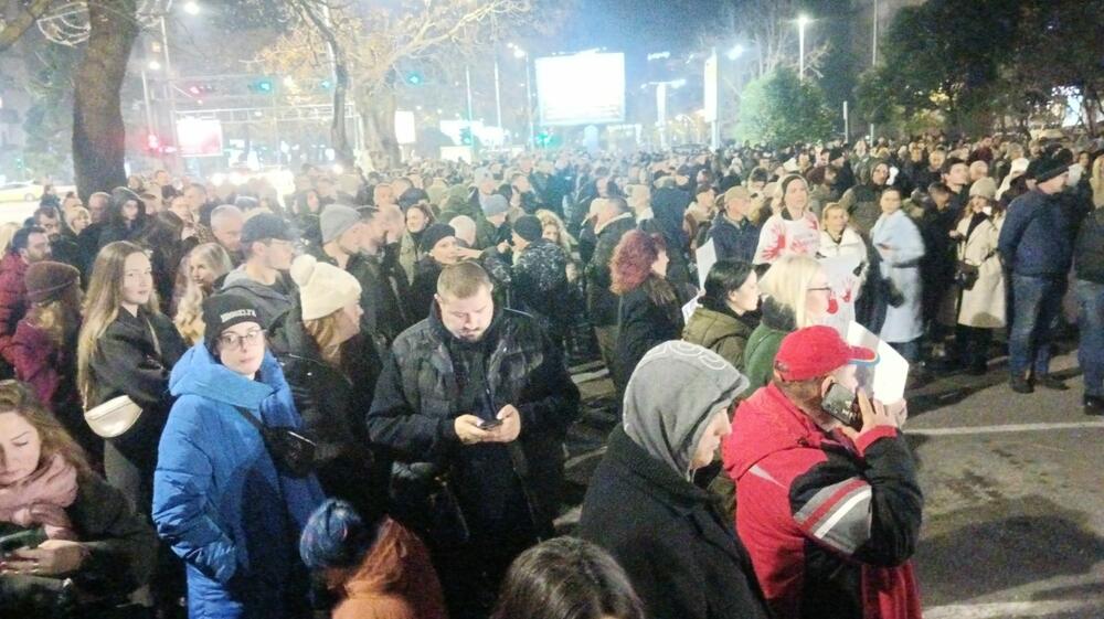 <p>Građani nosili transparente "Tuga, revolt, bijes", "Nema nazad", "Raspad sistema", "Opasnost za sve", "Bečiću, Šaranoviću i Šćepanoviću 'ajte polako"...</p>