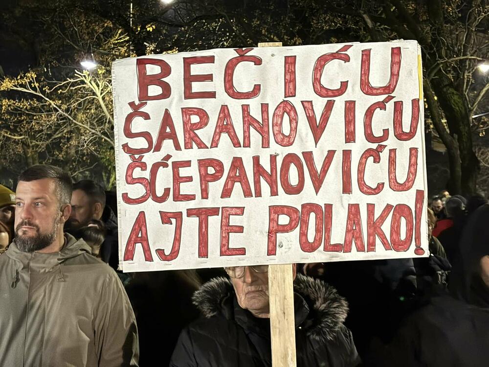 <p>Građani nosili transparente "Tuga, revolt, bijes", "Nema nazad", "Raspad sistema", "Opasnost za sve", "Bečiću, Šaranoviću i Šćepanoviću 'ajte polako"...</p>