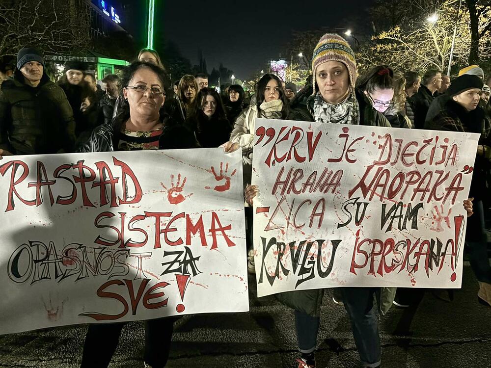 <p>Građani nosili transparente "Tuga, revolt, bijes", "Nema nazad", "Raspad sistema", "Opasnost za sve", "Bečiću, Šaranoviću i Šćepanoviću 'ajte polako"...</p>