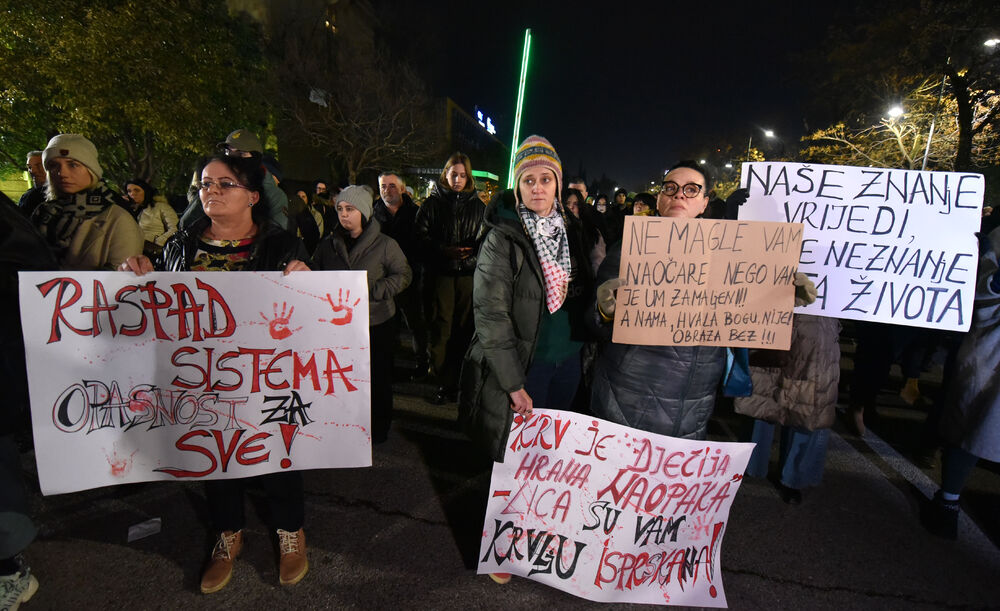 <p>Pogledajte fotografije sa protesta u Podgorici</p>