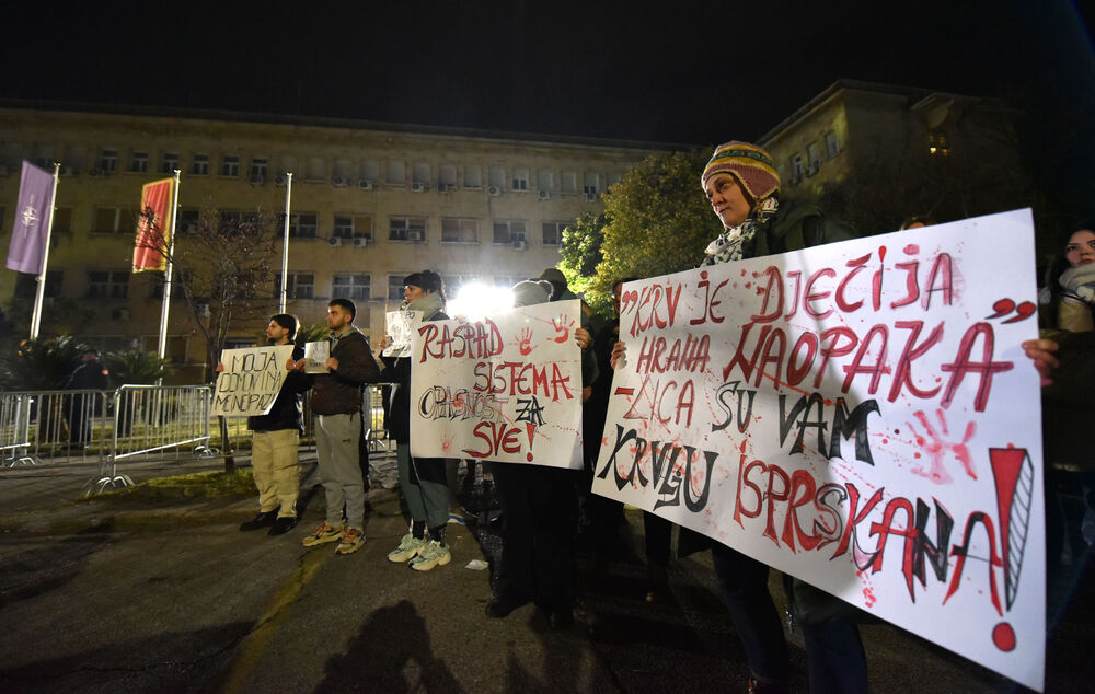 <p>Pogledajte fotografije sa protesta u Podgorici</p>