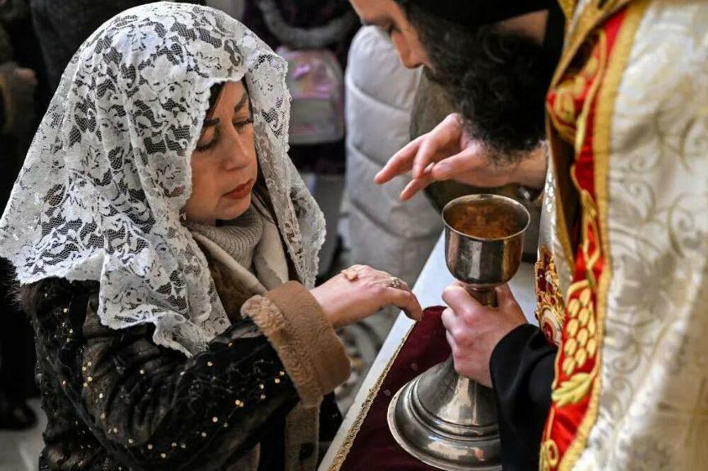 Ovo je prvi Božić koji Sirijci proslavljaju od pada njihovog dugogodišnjeg vladara, bivšeg predsjednika Bašara al-Asada. Mnogi vjernici su se pričestili u jermenskoj apostolskoj crkvi Mar Sarkis u glavnom gradu Damasku, Foto: Getty Images