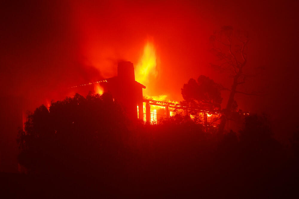 <p>U ovo doba godina, u toj oblasti duva vjetar poznat kao Santa Ana za koji meterolozi kažu da bi mogao da preraste u najgoru oluju posljednju deceniju</p>