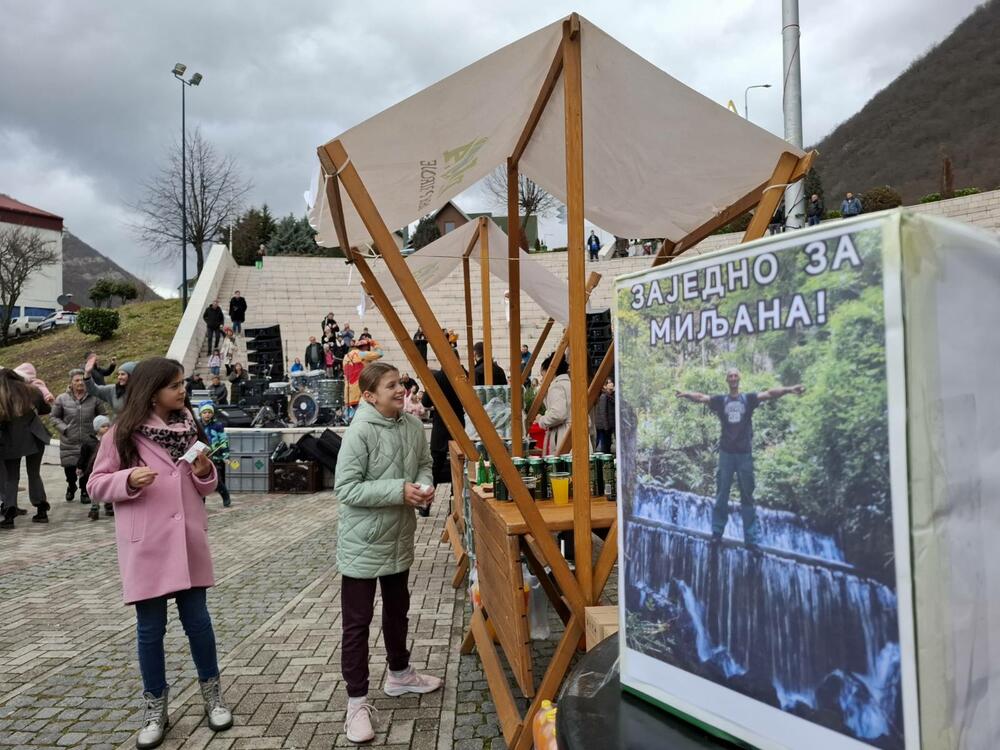 <p>Događaj je bio humanitarnog karaktera, a posjetioci su imali priliku da ostave novčani prilog za nastavak liječenja i oporavak Miljana Grubača</p>